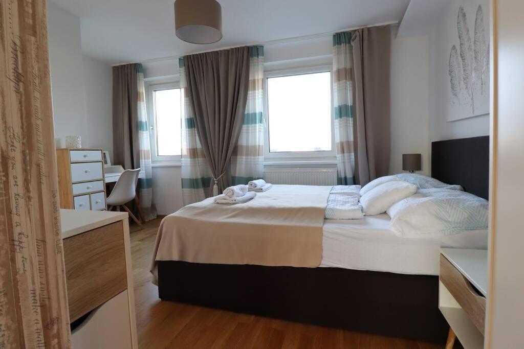 Brilliant View: Balcony Home, Modern, Stylish And Newly Renovated Wien
