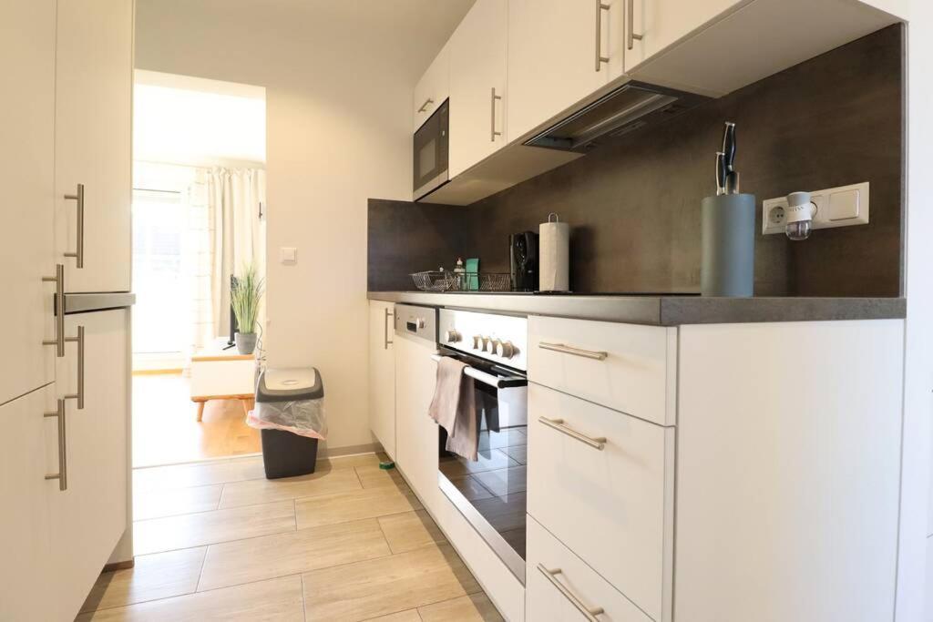 Brilliant View: Balcony Home, Modern, Stylish And Newly Renovated Apartment Wien