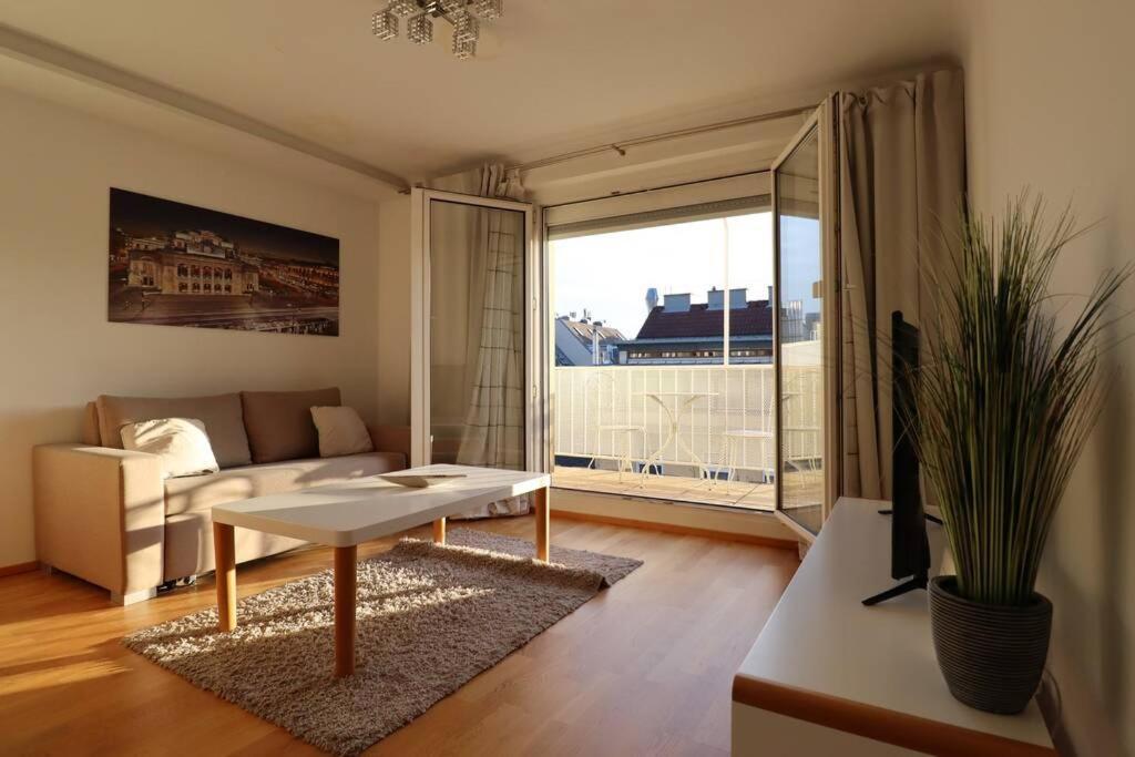 Brilliant View: Balcony Home, Modern, Stylish And Newly Renovated Apartment Wien