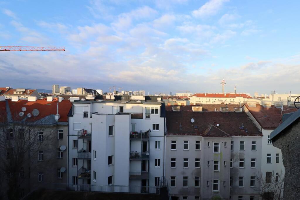 Brilliant View: Balcony Home, Modern, Stylish And Newly Renovated Apartment Wien